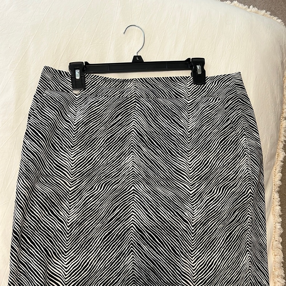 AnnTaylor “ Madison” skirt in a zebra print. Size 10. Back zip with hook and eye